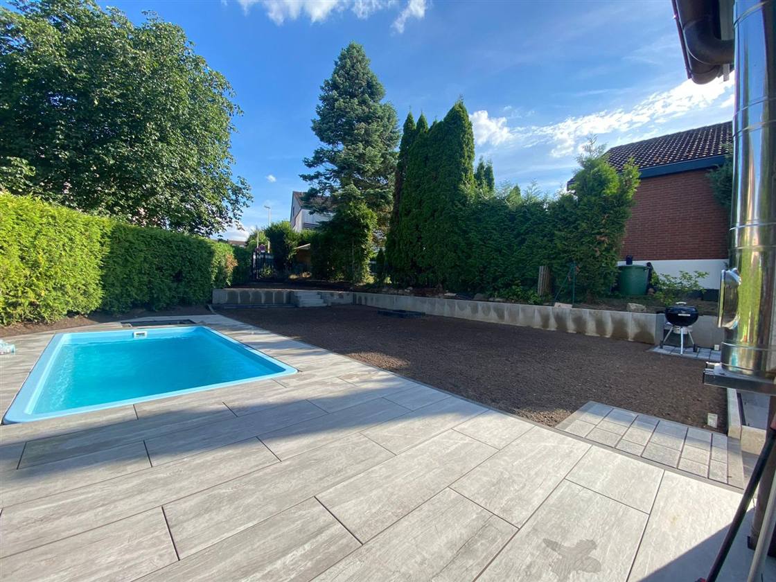 Poolterrasse und Gartenanlage