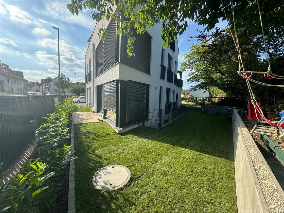 Gartenanlage mit neuem Rasen
