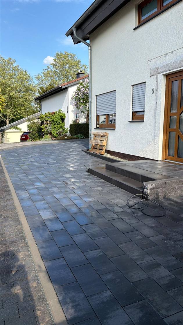 Gepflasterte Einfahrt mit Eingang