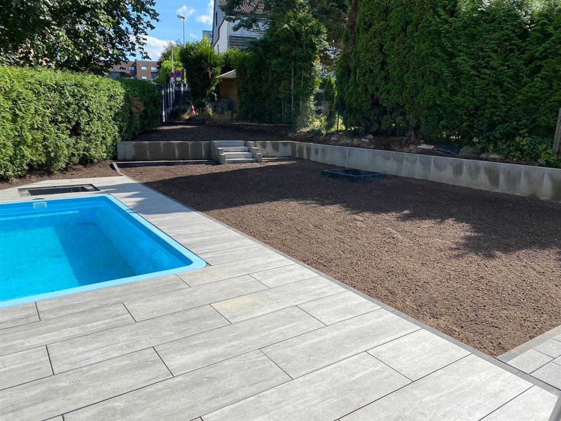 Poolbereich mit Stützmauern